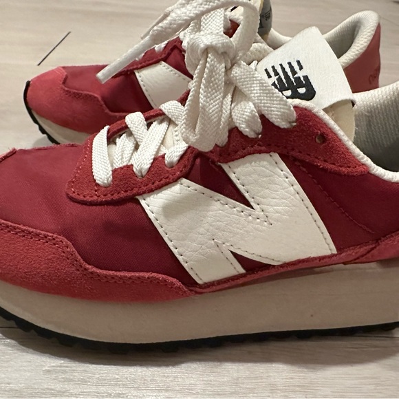 New Balance Women’s 237 Retro Lifestyle Sneaker - Picture 1 of 6